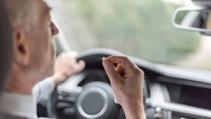 גבר מבוגר נוהג ברכב ואוחז בהגה — תביעת ביטוח חובה לאחר תאונה